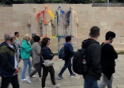 Monumento ‘Muro da Reforma’ sofre vandalismo de ativistas LGBTs em Genebra na Suíça 1